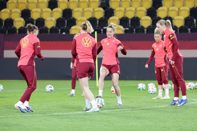 02.03.2026, xgrfx, Fussball WM Qualifikation , Deutschland Frauen - Pressekonferenz, Abschlusstraining v.l. Carlotta Wamser, Sarai Linder, Giulia Gwinn, Franziska Kett (Deutsche Frauennationalmannschaft) (DFL DFB REGULATIONS PROHIBIT ANY USE OF PHOTOGRAPHS as IMAGE SEQUENCES and or QUASI-VIDEO) Dresden