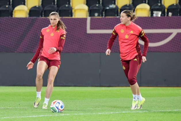 02.03.2026, xgrfx, Fussball WM Qualifikation , Deutschland Frauen - Pressekonferenz, Abschlusstraining v.l. Jule Brand, Larissa Mühlhaus (Deutsche Frauennationalmannschaft) (DFL DFB REGULATIONS PROHIBIT ANY USE OF PHOTOGRAPHS as IMAGE SEQUENCES and or QUASI-VIDEO) Dresden