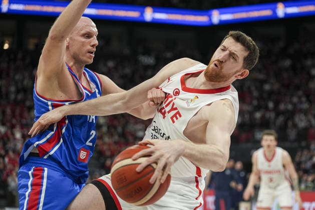 Turkiye v Serbia - FIBA Basketball World Cup 2027 European Qualifiers ISTANBUL, TURKIYE - MARCH 02: Ercan Osmani (R) of Turkiye in action against Dejan Davidovac (L) of Serbia during the FIBA Basketball World Cup 2027 European Qualifiers First Round Group C match at the Basketball Development Center in Istanbul, Turkiye, on March 02, 2026. Arife Karakum Anadolu Istanbul Turkey. Editorial use only. Please get in touch for any other usage.  Copyright: x2026xAnadoluxArifexKarakumx