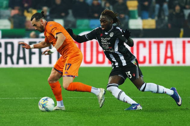 f17 fights for the ball with Udinese s Jordan Zemura during the Serie A soccer match between Udinese and Fiorentina at the Bluenergy Stadium in Udine, north east Italy - Monday, March 2,2026 - soccer  Copyright: xAndreaxBressanutti LaPressex