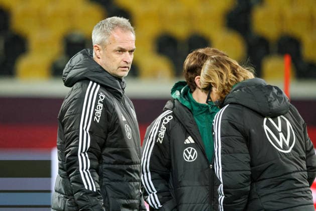 Dresden, Deutschland 02. März 2026: Vorbereitung auf das Frauen WM-Qualifikationsspiel Deutschland vs. Slowenien - Abschlusstraining in Dresden Im Bild: v.li. Bundestrainer Christian Wück Wueck (Deutschland), Co-Trainerin Maren Meinert (Deutschland) und Saskia Bartusiak (Deutschland) Copyright: HMBxMedia MadeleinexFantini
