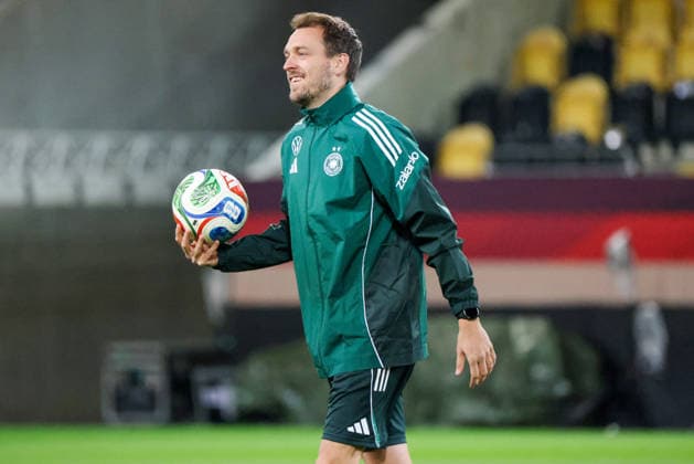 Dresden, Deutschland 02. März 2026: Vorbereitung auf das Frauen WM-Qualifikationsspiel Deutschland vs. Slowenien - Abschlusstraining in Dresden Im Bild: Athletiktrainer Julius Balsmeier (Deutschland) lachend Copyright: HMBxMedia MadeleinexFantini