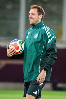 Dresden, Deutschland 02. März 2026: Vorbereitung auf das Frauen WM-Qualifikationsspiel Deutschland vs. Slowenien - Abschlusstraining in Dresden Im Bild: Athletiktrainer Julius Balsmeier (Deutschland) lachend Copyright: HMBxMedia MadeleinexFantini