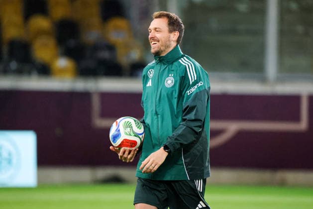 Dresden, Deutschland 02. März 2026: Vorbereitung auf das Frauen WM-Qualifikationsspiel Deutschland vs. Slowenien - Abschlusstraining in Dresden Im Bild: Athletiktrainer Julius Balsmeier (Deutschland) lachend Copyright: HMBxMedia MadeleinexFantini