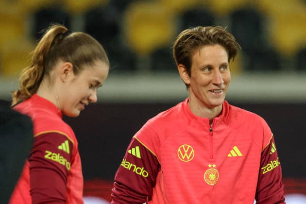 Dresden, Deutschland 02. März 2026: Vorbereitung auf das Frauen WM-Qualifikationsspiel Deutschland vs. Slowenien - Abschlusstraining in Dresden Im Bild: v.li. die Zweite Torhüterin Ann-Katrin Berger (Deutschland) Copyright: HMBxMedia MadeleinexFantini