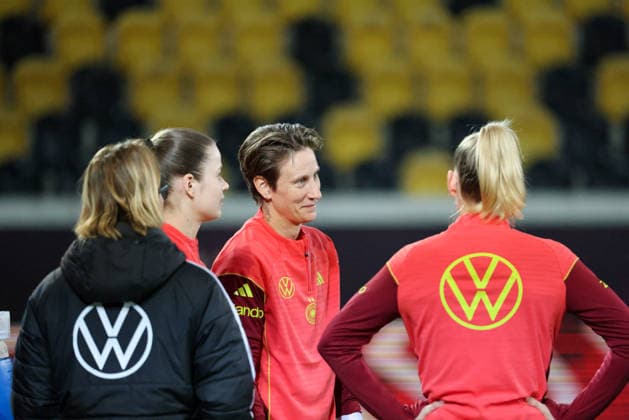 Dresden, Deutschland 02. März 2026: Vorbereitung auf das Frauen WM-Qualifikationsspiel Deutschland vs. Slowenien - Abschlusstraining in Dresden Im Bild: Torhüterin Ann-Katrin Berger (Deutschland), mittig im Bild Copyright: HMBxMedia MadeleinexFantini