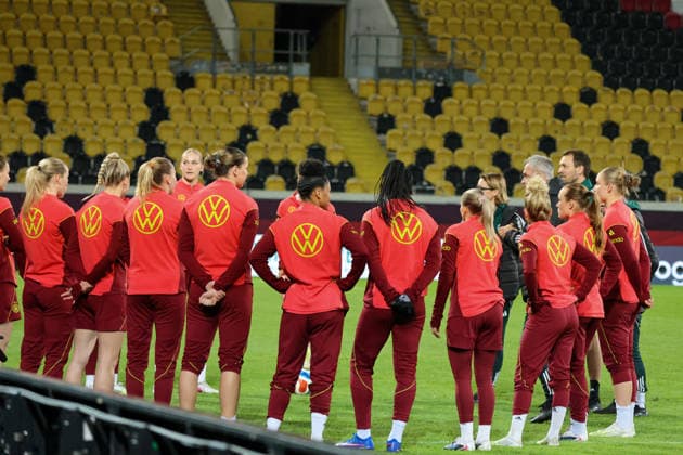 Dresden, Deutschland 02. März 2026: Vorbereitung auf das Frauen WM-Qualifikationsspiel Deutschland vs. Slowenien - Abschlusstraining in Dresden Im Bild: Die Spielerinnen der deutschen Fußballnationalmannschaft der Frauen im Mannschaftskreis zur Teambesprechung vor dem Abschlusstraining in Dresden Copyright: HMBxMedia MadeleinexFantini