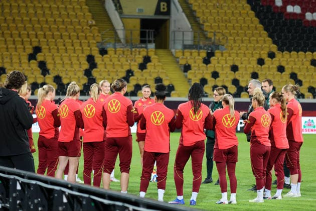 Dresden, Deutschland 02. März 2026: Vorbereitung auf das Frauen WM-Qualifikationsspiel Deutschland vs. Slowenien - Abschlusstraining in Dresden Im Bild: Die Spielerinnen der deutschen Fußballnationalmannschaft der Frauen im Mannschaftskreis zur Teambesprechung vor dem Abschlusstraining in Dresden Copyright: HMBxMedia MadeleinexFantini