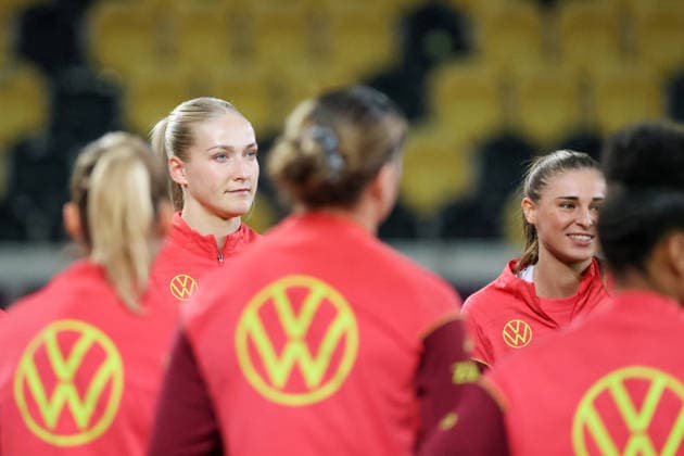 Dresden, Deutschland 02. März 2026: Vorbereitung auf das Frauen WM-Qualifikationsspiel Deutschland vs. Slowenien - Abschlusstraining in Dresden Im Bild: v.li. Camilla Küver Kuever (Deutschland) und Jule Brand (Deutschland) Copyright: HMBxMedia MadeleinexFantini