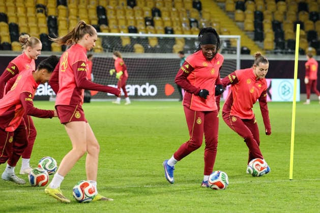 Dresden, Deutschland 02. März 2026: Vorbereitung auf das Frauen WM-Qualifikationsspiel Deutschland vs. Slowenien - Abschlusstraining in Dresden Im Bild: v.li. Vivien Endemann (Deutschland), Nicole Anyomi (Deutschland) und Carlotta Wamser (Deutschland) Copyright: HMBxMedia MadeleinexFantini