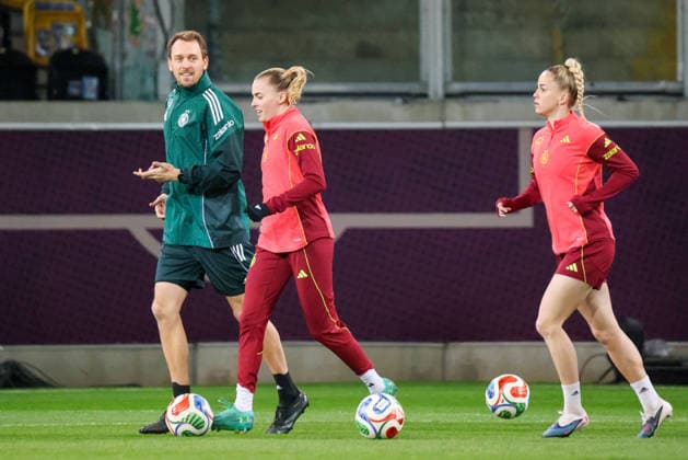 Dresden, Deutschland 02. März 2026: Vorbereitung auf das Frauen WM-Qualifikationsspiel Deutschland vs. Slowenien - Abschlusstraining in Dresden Im Bild: v.li. Athletiktrainer Julius Balsmeier (Deutschland), Laura Freigang (Deutschland) und Giulia Gwinn (Deutschland) Copyright: HMBxMedia MadeleinexFantini