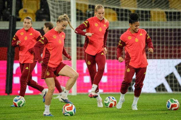 Dresden, Deutschland 02. März 2026: Vorbereitung auf das Frauen WM-Qualifikationsspiel Deutschland vs. Slowenien - Abschlusstraining in Dresden Im Bild: v.li. Giulia Gwinn (Deutschland) und Shekiera Martinez (Deutschland), im Hintergrund Carlotta Wamser (Deutschland) und Camilla Küver Kuever (Deutschland) Copyright: HMBxMedia MadeleinexFantini