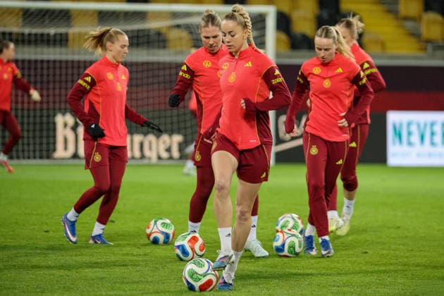 Dresden, Deutschland 02. März 2026: Vorbereitung auf das Frauen WM-Qualifikationsspiel Deutschland vs. Slowenien - Abschlusstraining in Dresden Im Bild: Giulia Gwinn (Deutschland) mit ihren Mannschaftskolleginnen beim Abschlusstraining in Dresden Copyright: HMBxMedia MadeleinexFantini