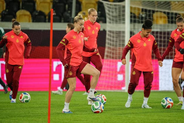 Dresden, Deutschland 02. März 2026: Vorbereitung auf das Frauen WM-Qualifikationsspiel Deutschland vs. Slowenien - Abschlusstraining in Dresden Im Bild: v.li. Giulia Gwinn (Deutschland) und Shekiera Martinez (Deutschland) Copyright: HMBxMedia MadeleinexFantini