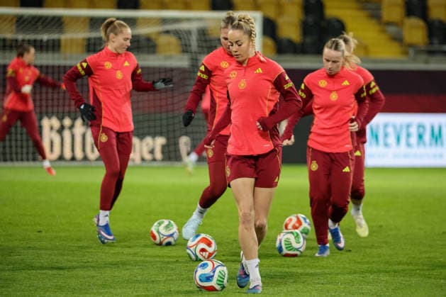 Dresden, Deutschland 02. März 2026: Vorbereitung auf das Frauen WM-Qualifikationsspiel Deutschland vs. Slowenien - Abschlusstraining in Dresden Im Bild: Giulia Gwinn (Deutschland) mit ihren Mannschaftskolleginnen beim Abschlusstraining in Dresden Copyright: HMBxMedia MadeleinexFantini