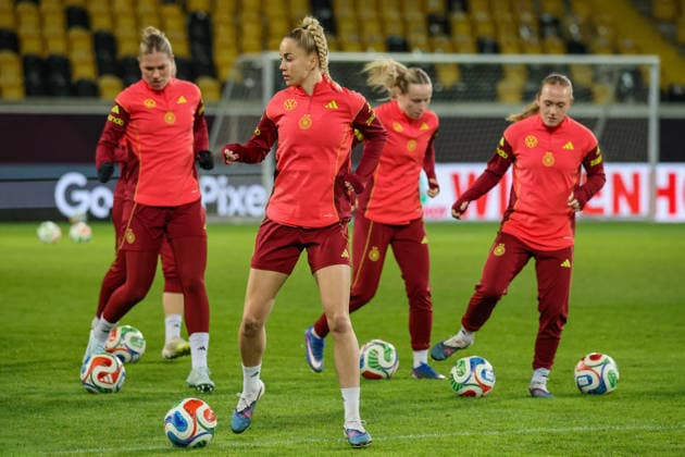 Dresden, Deutschland 02. März 2026: Vorbereitung auf das Frauen WM-Qualifikationsspiel Deutschland vs. Slowenien - Abschlusstraining in Dresden Im Bild: Giulia Gwinn (Deutschland) mit ihren Mannschaftskolleginnen beim Abschlusstraining in Dresden Copyright: HMBxMedia MadeleinexFantini