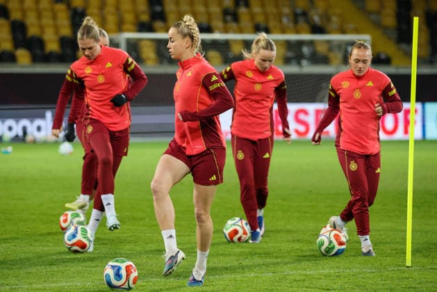 Dresden, Deutschland 02. März 2026: Vorbereitung auf das Frauen WM-Qualifikationsspiel Deutschland vs. Slowenien - Abschlusstraining in Dresden Im Bild: Giulia Gwinn (Deutschland) mit ihren Mannschaftskolleginnen beim Abschlusstraining in Dresden Copyright: HMBxMedia MadeleinexFantini