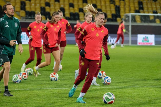 Dresden, Deutschland 02. März 2026: Vorbereitung auf das Frauen WM-Qualifikationsspiel Deutschland vs. Slowenien - Abschlusstraining in Dresden Im Bild: v.li. Athletiktrainer Julius Balsmeier (Deutschland) und Laura Freigang (Deutschland) mit ihren Mannschaftskolleginnen beim Abschlusstraining in Dresden Copyright: HMBxMedia MadeleinexFantini