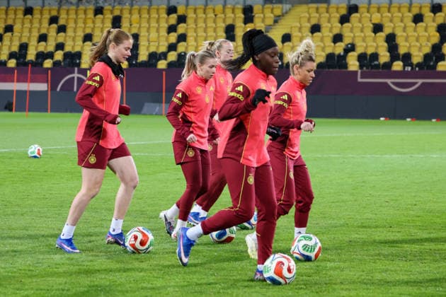 Dresden, Deutschland 02. März 2026: Vorbereitung auf das Frauen WM-Qualifikationsspiel Deutschland vs. Slowenien - Abschlusstraining in Dresden Im Bild: v.li. Sjoeke Nüsken Nuesken (Deutschland), Elisa Senß Senss (Deutschland), Lea Schüller Schueller (Deutschland), Nicole Anyomi (Deutschland) und Linda Dallmann (Deutschland) Copyright: HMBxMedia MadeleinexFantini