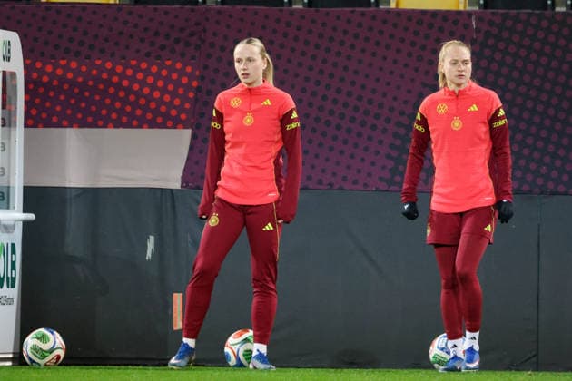 Dresden, Deutschland 02. März 2026: Vorbereitung auf das Frauen WM-Qualifikationsspiel Deutschland vs. Slowenien - Abschlusstraining in Dresden Im Bild: v.li. Franziska Kett (Deutschland) und Janina Minge (Deutschland) beim Abschlusstraining in Dresden Copyright: HMBxMedia MadeleinexFantini