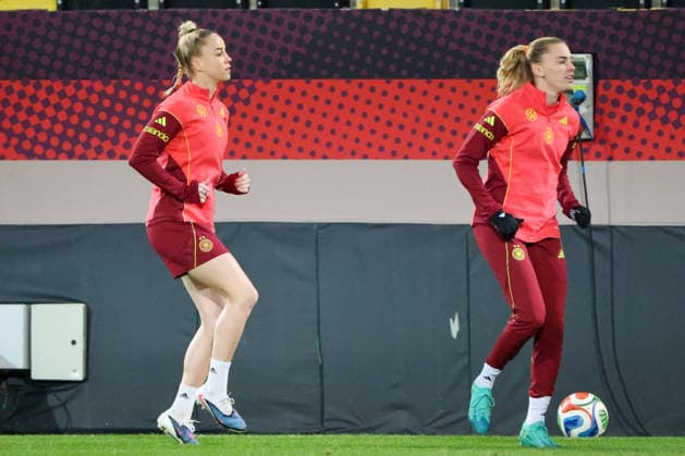 Dresden, Deutschland 02. März 2026: Vorbereitung auf das Frauen WM-Qualifikationsspiel Deutschland vs. Slowenien - Abschlusstraining in Dresden Im Bild: v.li. Giulia Gwinn (Deutschland) und Laura Freigang (Deutschland) Copyright: HMBxMedia MadeleinexFantini