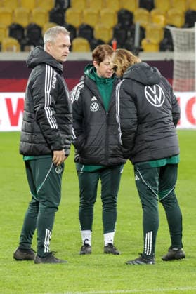 02.03.2026, xgrfx, Fussball WM Qualifikation , Deutschland Frauen - Pressekonferenz, Abschlusstraining v.l. Christian Wück, Maren Meinert, Saskia Bartusiak (Deutsche Frauennationalmannschaft) (DFL DFB REGULATIONS PROHIBIT ANY USE OF PHOTOGRAPHS as IMAGE SEQUENCES and or QUASI-VIDEO) Dresden