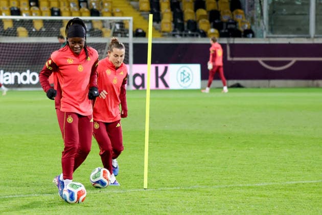 02.03.2026, xgrfx, Fussball WM Qualifikation , Deutschland Frauen - Pressekonferenz, Abschlusstraining v.l. Nicole Anyomi, Carlota Wamser (Deutsche Frauennationalmannschaft) (DFL DFB REGULATIONS PROHIBIT ANY USE OF PHOTOGRAPHS as IMAGE SEQUENCES and or QUASI-VIDEO) Dresden