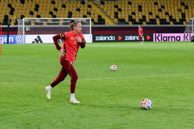 02.03.2026, xgrfx, Fussball WM Qualifikation , Deutschland Frauen - Pressekonferenz, Abschlusstraining v.l. Vivien Endemann (Deutsche Frauennationalmannschaft) (DFL DFB REGULATIONS PROHIBIT ANY USE OF PHOTOGRAPHS as IMAGE SEQUENCES and or QUASI-VIDEO) Dresden