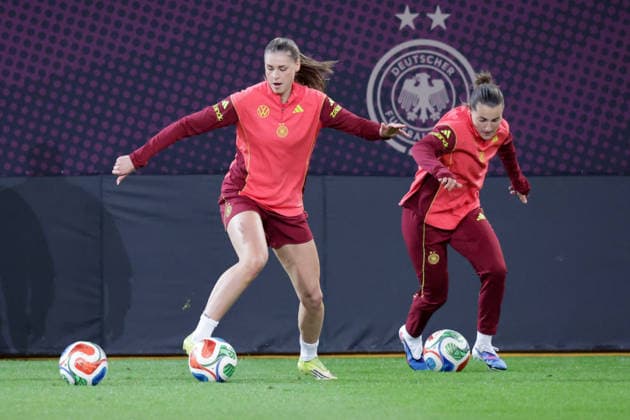 02.03.2026, xgrfx, Fussball WM Qualifikation , Deutschland Frauen - Pressekonferenz, Abschlusstraining v.l. Jule Brand, Carlotta Wamser (Deutsche Frauennationalmannschaft) (DFL DFB REGULATIONS PROHIBIT ANY USE OF PHOTOGRAPHS as IMAGE SEQUENCES and or QUASI-VIDEO) Dresden