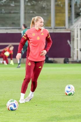 02.03.2026, xgrfx, Fussball WM Qualifikation , Deutschland Frauen - Pressekonferenz, Abschlusstraining v.l. Camilla Küver (Deutsche Frauennationalmannschaft) (DFL DFB REGULATIONS PROHIBIT ANY USE OF PHOTOGRAPHS as IMAGE SEQUENCES and or QUASI-VIDEO) Dresden