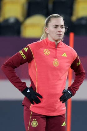02.03.2026, xgrfx, Fussball WM Qualifikation , Deutschland Frauen - Pressekonferenz, Abschlusstraining v.l. Laura Freigang (Deutsche Frauennationalmannschaft) (DFL DFB REGULATIONS PROHIBIT ANY USE OF PHOTOGRAPHS as IMAGE SEQUENCES and or QUASI-VIDEO) Dresden
