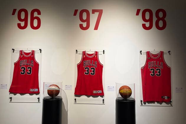 View showing jerseys that are part of former basketball player Scottie Pippen s collection in New York, United States, 02 march 2026. Sotheby s auction house put the Scottie Pippen collection up for auction, which includes several items from the US ‘Dream Team’ at the 1992 Barcelona Olympics, such as a pair of Michael Jordan s sneakers, a Larry Bird jersey, and several Chicago Bulls uniforms. New York auctions memorabilia from the 1992 Barcelona Olympic Games, Olympische Spiele, Olympia, OS basketball Dream Team !ACHTUNG: NUR REDAKTIONELLE NUTZUNG!  Copyright: xJanxTéllezxAsensiox USA8862 20260302-55019572013_1