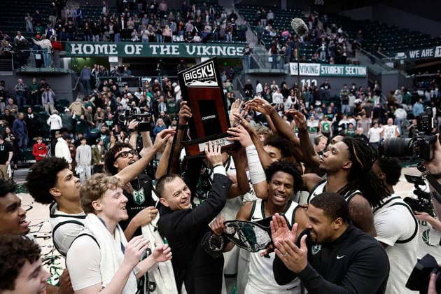 March 02, 2026: Portland State Vikings head coach Jase Coburn and his team the Vikings 84-60 win over the visiting Weber State Bobcats to win the Big Sky Championship at the Stott Center, Portland, OR. CSM (Cal Media via AP Images) Portland USA - ZUMAc04_ 20260302_zma_c04_005 Copyright: xLarryxC.xLawsonx