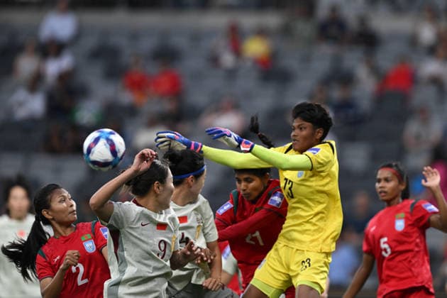 SOCCER ASIAN CUP CHINA BANGLADESH, Goalkeeper Mile Akter of Bangladesh knocks the ball away during the AFC Women™s Asian Cup Group B match between China and Bangladesh at CommBank Stadium in Sydney, Tuesday, March 3, 2026. ( NO ARCHIVING, EDITORIAL USE ONLY SYDNEY NEW SOUTH WALES AUSTRALIA  Copyright: xDEANxLEWINSx 20260303131233806020