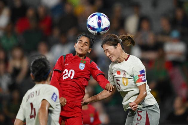 SOCCER ASIAN CUP CHINA BANGLADESH, Shamsunnahar of Bangladesh and Wu Haiyan of China clash heads as the contest a header during the AFC Women™s Asian Cup Group B match between China and Bangladesh at CommBank Stadium in Sydney, Tuesday, March 3, 2026. ( NO ARCHIVING, EDITORIAL USE ONLY SYDNEY NEW SOUTH WALES AUSTRALIA  Copyright: xDEANxLEWINSx 20260303156460664966