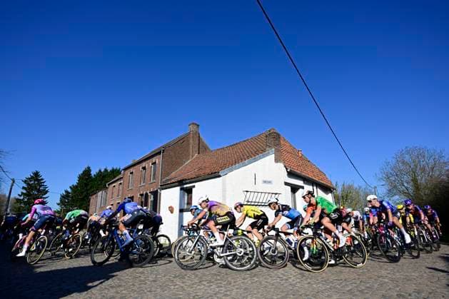 Ename Grand Prix Le Samyn 2026 Cycling Race DOUR, BELGIUM - MARCH 03 : illustration picture peloton during the 58th edition of Ename Grand Prix Le Samyn an UCI Class 1.1 one day cycling road race for Men Elite of km with start in Quaregnon and finish in Dour on March 3, 2026 in Dour, Belgium, 03 03 2026 ( Motordriver Kenny Verfaillie - Dour Belgium  Copyright: xJanxDexMeuleneirx