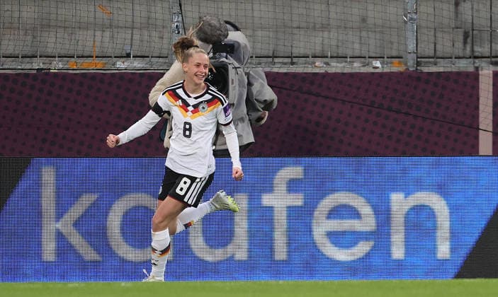 Vivien Endemann Torjubel 1-0 , WM-Qualifikation , Frauen-Nationalmannschaft , Deutschland-Slowenien , Fußball , in den Rudolf Harbig Stadion, in Dresden , Sachsen , Deutschland. März 03 , 2026 . Photo by: Davide Elias IPA Photo Pressefoto DENL Copyright: xDavidexEliasx