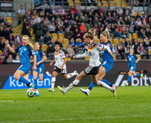 Fussball, Frauen, Saison 2025 2026, WM-Qualifikation in Dresden (Liga A, Gruppe 4), Deutschland - Slowenien, Vivien Endemann (Deutschland) erzielt das Tor zum 1:0 gegen Lana Golob (Slowenien) und Dominika Conc (Slowenien), 03.03.2026, Copyright: xSebastianxRäppold MatthiasxKochx