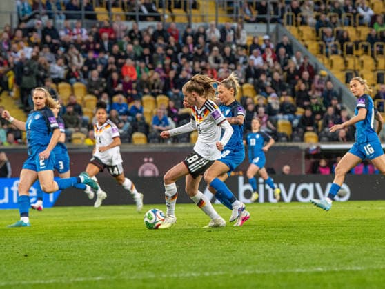 Fussball, Frauen, Saison 2025 2026, WM-Qualifikation in Dresden (Liga A, Gruppe 4), Deutschland - Slowenien, Vivien Endemann (Deutschland) erzielt das Tor zum 1:0 gegen Lana Golob (Slowenien) und Dominika Conc (Slowenien), 03.03.2026, Copyright: xSebastianxRäppold MatthiasxKochx