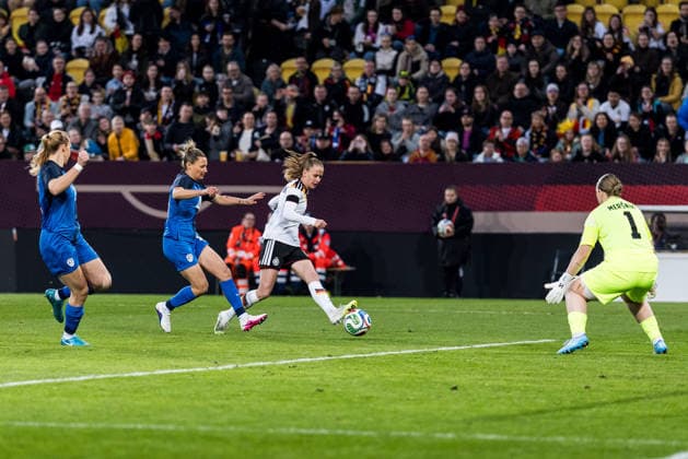 DRESDEN, GERMANY - MARCH 3: Vivien Endemann (Germany, 8) scores the 1:0 goal during the Women s European Qualifiers for the 2027 FIFA Women s World Cup match between Women s European Qualifiers for the 2027 FIFA Women s World Cup: Germany vs Slovenia at Ulrich-Haberland-Stadion on matchday 1 of the Women s European Qualifiers for the 2027 FIFA Women s World Cup on March 3, 2026 in Dresden, Germany. Saxony Germany Copyright: xSteffiexWunderlx