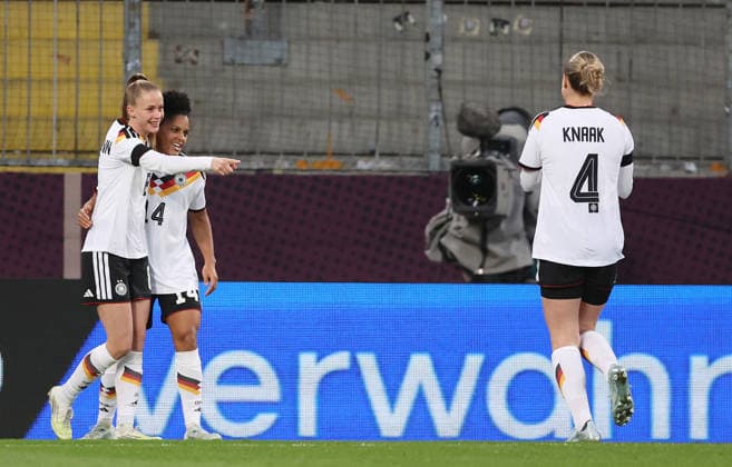 Vivien Endemann Torjubel 1-0 , WM-Qualifikation , Frauen-Nationalmannschaft , Deutschland-Slowenien , Fußball , in den Rudolf Harbig Stadion, in Dresden , Sachsen , Deutschland. März 03 , 2026 . Photo by: Davide Elias IPA Photo Pressefoto DENL Copyright: xDavidexEliasx
