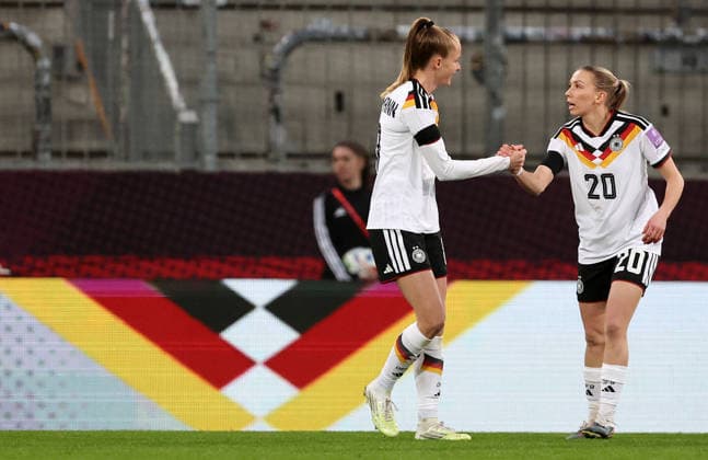Vivien Endemann Torjubel 1-0 , WM-Qualifikation , Frauen-Nationalmannschaft , Deutschland-Slowenien , Fußball , in den Rudolf Harbig Stadion, in Dresden , Sachsen , Deutschland. März 03 , 2026 . Photo by: Davide Elias IPA Photo Pressefoto DENL Copyright: xDavidexEliasx