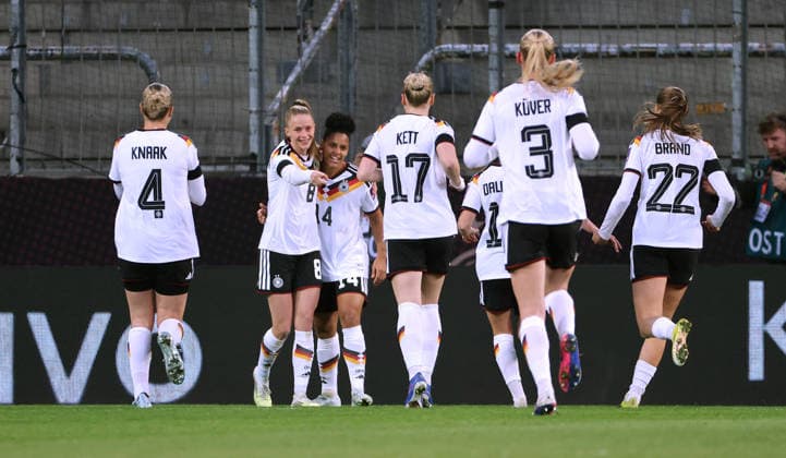 2.v.l. Vivien Endemann jubelt nach 1:0 mit Teamkolleginnen Freude Emotion Jubel Fußball Fussball FIFA WM Qualifikation in Dresden Länderspiel Nationalmannschaft DFB Damen 03.03.2026 Deutschland GER vs. Slowenien SLO DFL regulations prohibit any use of photographs as image sequences and or quasi-video.