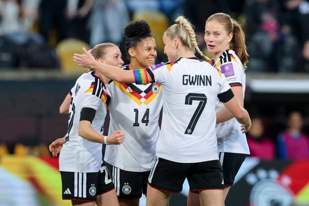 Elisa Senss (Germany) bejubelt ihren Treffer zum 2:0 mit Shekiera Martinez (Germany), Giulia Gwinn (Germany) und Sjoeke Nuesken (Germany), 2027 FIFA Women s World Cup Qualifier, Germany v Slovenia, Rudolf-Harbig-Stadion am 03. March 2026 in Dresden, Deutschland. (Foto von Marco Steinbrenner DeFodi Images) Elisa Senss (Germany) celebrates after scoring her teams second goal with Shekiera Martinez (Germany), Giulia Gwinn (Germany) and Sjoeke Nuesken (Germany), 2027 FIFA Women s World Cup Qualifier, Germany v Slovenia, Rudolf-Harbig-Stadion, March 3, 2026 in Dresden, Germany. (Photo by Marco Steinbrenner DeFodi Images) -