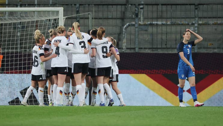 Elisa Senß (verdeckt jubelt nach 2:0 mit Teamkolleginnen, re. Sara Agrez enttäuscht Freude Emotion Jubel Fußball Fussball FIFA WM Qualifikation in Dresden Länderspiel Nationalmannschaft DFB Damen 03.03.2026 Deutschland GER vs. Slowenien SLO DFL regulations prohibit any use of photographs as image sequences and or quasi-video.