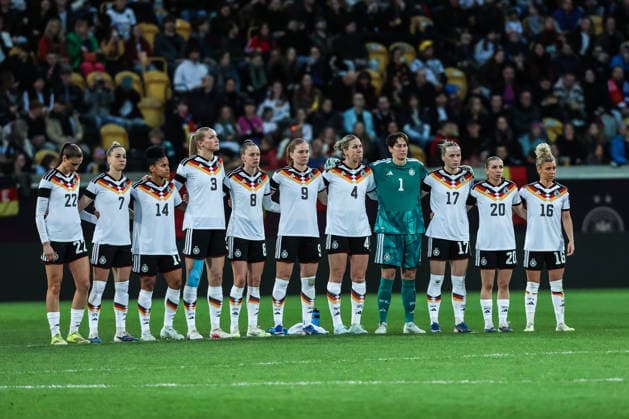 Fussball, WM-Qualifikation Europa (Frauen) Saison 2026 Liga A Gruppe 4 - 1.Spieltag Deutschland - Slowenien 03.03.2026, Rudolf-Harbig-Stadion Dresden Gedenkminute mit Applaus für die verstorbene Anouschka Bernhard vor dem Spiel Dresden Rudolf-Harbig-Stadion Sachsen Deutschland