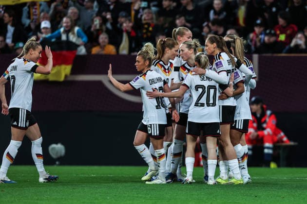 Fussball, WM-Qualifikation Europa (Frauen) Saison 2026 Liga A Gruppe 4 - 1.Spieltag Deutschland - Slowenien 03.03.2026, Rudolf-Harbig-Stadion Dresden Torjubel Deutschland nach dem Tor zum 1-0 durch Vivien Endemann (Deutschland, 8) die Spielerinnen freuen sich Dresden Rudolf-Harbig-Stadion Sachsen Deutschland