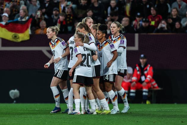 Fussball, WM-Qualifikation Europa (Frauen) Saison 2026 Liga A Gruppe 4 - 1.Spieltag Deutschland - Slowenien 03.03.2026, Rudolf-Harbig-Stadion Dresden Torjubel Deutschland nach dem Tor zum 1-0 durch Vivien Endemann (Deutschland, 8) die Spielerinnen freuen sich Dresden Rudolf-Harbig-Stadion Sachsen Deutschland