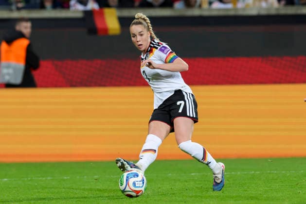 Giulia Gwinn (Germany) kontrolliert den Ball, 2027 FIFA Women s World Cup Qualifier, Germany v Slovenia, Rudolf-Harbig-Stadion am 03. March 2026 in Dresden, Deutschland. (Foto von Marco Steinbrenner DeFodi Images) Giulia Gwinn (Germany) controls the ball, 2027 FIFA Women s World Cup Qualifier, Germany v Slovenia, Rudolf-Harbig-Stadion, March 3, 2026 in Dresden, Germany. (Photo by Marco Steinbrenner DeFodi Images) -