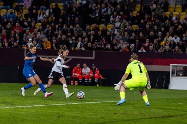 GER, UEFA-Qualifikation für die FIFA Frauenfussball-Weltmeisterschaft 2027, Deutschland - Slowenien. 03.03.2026, Rudolf-Harbig-Stadium, Dresden, GER, UEFA-Qualifikation für die FIFA Frauenfussball-Weltmeisterschaft 2027, Deutschland - Slowenien. Vivien Endemann (Deutschland 8) mit dem 1:0 gegen Zala MerÅ¡nik (Slowenien 1) Â